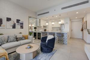uma sala de estar com um sofá e uma mesa em Trophy Twinkle Twine Jumeriah Retreat Suites em Dubai