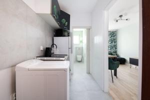 Kuchyňa alebo kuchynka v ubytovaní Hello Apartments Chłopska