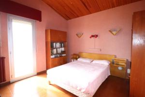 sypialnia z łóżkiem i dużym oknem w obiekcie Canet en Roussillon belle maison de vacances w mieście Canet-en-Roussillon