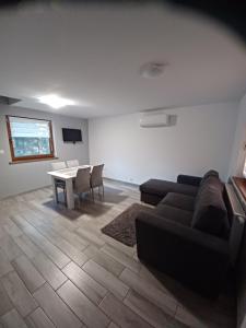 PozezdrzeDomki na Mazurach -Pieczarki的客厅里有一张沙发和一张桌子。