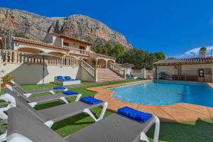 une villa avec une piscine et une maison dans l'établissement Altar, à Jávea