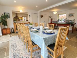 comedor con mesa y sillas en The Pier House en Lochgilphead