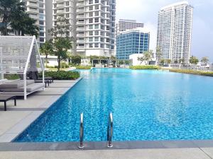 una grande piscina in una città con edifici alti di SG Luxury Condo.(Teega @ Puteri harbor) a Nusajaya