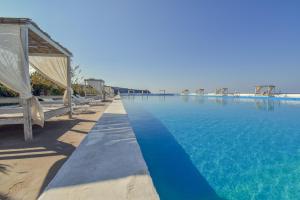 Bazén v ubytovaní Mursia Wellness Hotel alebo v jeho blízkosti