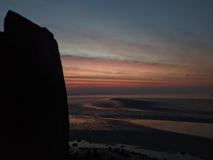 uitzicht op de oceaan bij zonsondergang bij Awaara Backpackers Hostel, Alibag in Alībāg