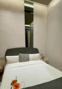a bedroom with a large white bed with flowers on it at ARTURO SORIA Apartamento de LUJO a estrenar in Madrid