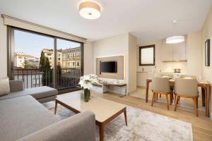 Tzl Suites Hotel Nişantaşı的电视和/或娱乐中心