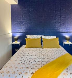 Giường trong phòng chung tại Dans ma bulle… Univers Spa +3 ảnh