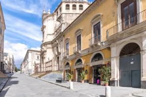 een lege straat in een stad met gebouwen bij Sikelia Luxury home in Catania