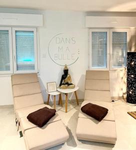 Khu vực ghế ngồi tại Dans ma bulle… Univers Spa