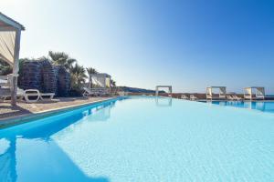 Bazén v ubytovaní Mursia Wellness Hotel alebo v jeho blízkosti