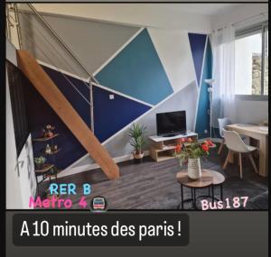 a living room with a blue and white wall at CASITA aux portes de paris in Bagneux