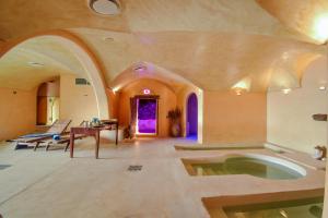 Bazén v ubytovaní Mursia Wellness Hotel alebo v jeho blízkosti