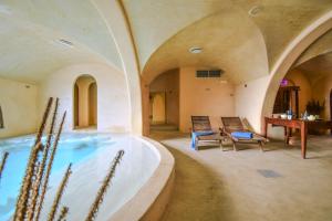 Bazén v ubytovaní Mursia Wellness Hotel alebo v jeho blízkosti