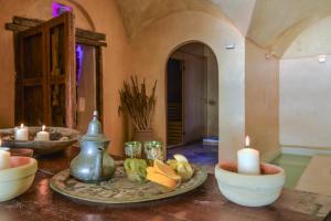 - une table avec des bougies et des fruits dans des bols dans l'établissement Mursia Wellness Hotel, à Pantelleria
