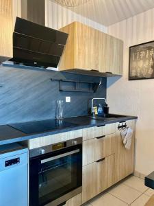 Η κουζίνα ή μικρή κουζίνα στο La Coquille: bright, cozy, 3 min from Parc Expo