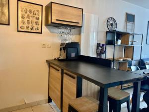 Η κουζίνα ή μικρή κουζίνα στο La Coquille: bright, cozy, 3 min from Parc Expo +22 φωτογραφίες