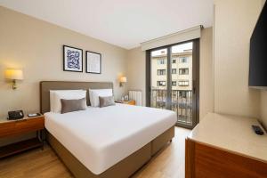 Tzl Suites Hotel Nişantaşı客房内的一张或多张床位