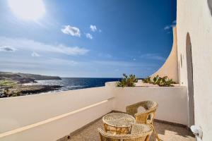 d'un balcon avec des chaises et une vue sur l'océan. dans l'établissement Mursia Wellness Hotel, à Pantelleria