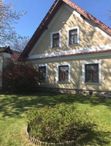 una casa con 3 ventanas y un patio verde en Chalupa u Veseckých, en Benešov