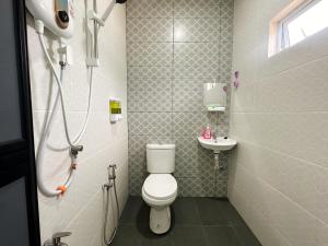 a bathroom with a toilet and a sink at QUDWAHSTAY in Kota +26 photos