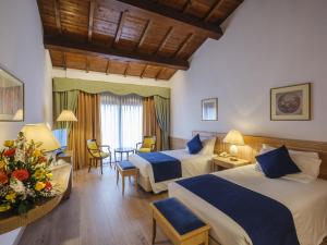 Postel nebo postele na pokoji v ubytování Hotel Orologio + 37 fotografií