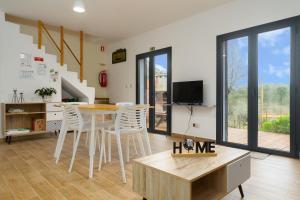 a kitchen and dining room with a table and chairs at Casa do Vale Cabo in Olival