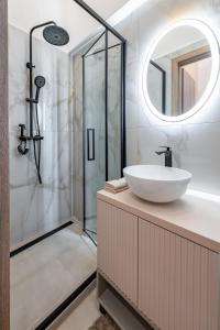 uma casa de banho com um lavatório e um chuveiro em Opera residence (D10) em Budapeste