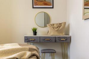 a dressing table with a mirror and a stool at Casa Inzolia in Giardini Naxos