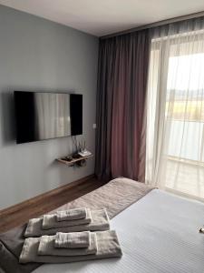 een hotelkamer met een bed met handdoeken erop bij Apartmenthaus Oborishte 5 in Panagyurishte