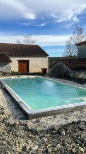Piscina de la sau aproape de Gîte en Périgord avec piscine