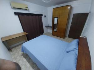 una camera con un grande letto e una porta in legno di Chands Homestay Apartment a Lautoka
