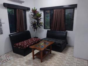 un soggiorno con divano e tavolo di Chands Homestay Apartment a Lautoka