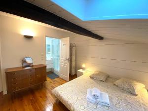 ein Schlafzimmer mit einem Bett und einem Handtuch darauf in der Unterkunft Le Clain de Vivonne, cosy appartement plein centre in Vivonne