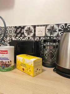 eine gelbe Kiste auf einer Küchentheke in der Unterkunft Le Clain de Vivonne, cosy appartement plein centre in Vivonne