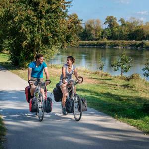 Družina med bivanjem v nastanitvi Chambre indépendante proche parcours Loire à Vélo