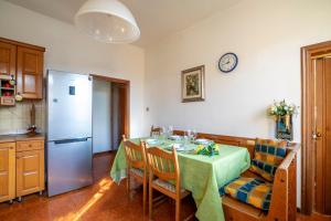 eine Küche mit einem Tisch und einem Kühlschrank in der Unterkunft Residenza Sabrina in Venedig