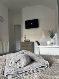 um quarto com uma cama com uma toalha em Abington Park 5 Bedrooms with en-suite em Spinney Hill