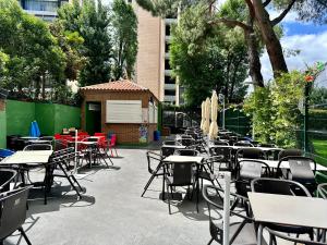 a row of tables and chairs in a patio at ARTURO SORIA Apartamento de LUJO a estrenar in Madrid