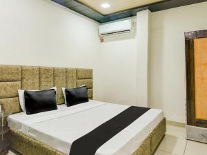 - une chambre avec un lit dans l'établissement OYO Hotel Blessing, à Karnal
