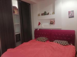 sypialnia z czerwonym łóżkiem i 2 poduszkami w obiekcie Villa de luxe avec piscine w mieście Korba
