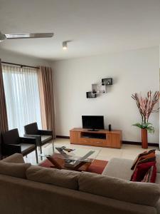TV a/nebo společenská místnost v ubytování Onthree20 Res - 2 Room 3 Beds 100 sqm Spacious Apartment + 25 fotografií