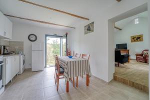 uma cozinha e sala de jantar com mesa e cadeiras em Casa do Vale Cabo em Olival