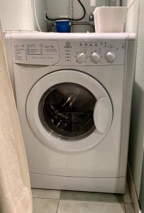 ボーヌにあるLe coeur de Beauneの- 白い洗濯機&乾燥機(客室内)