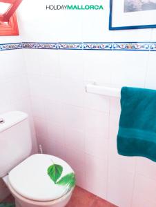 baño con aseo con una hoja verde en la tapa en Aucanada Love Nest, en Alcudia