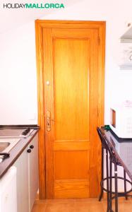 una puerta de madera en una cocina junto a un mostrador en Aucanada Love Nest, en Alcudia 4 fotos más