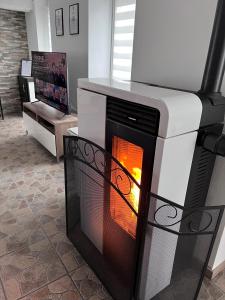 TV a/nebo společenská místnost v ubytování Gîte Rubis - JACUZZI - Pairi Daiza - 6 pers