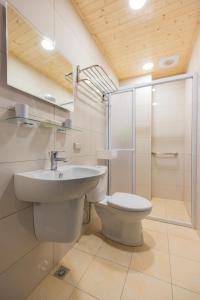 Koupelna v ubytování Jialai Homestay