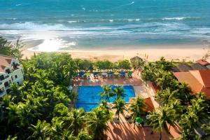eine Luftaufnahme eines Resorts mit Swimmingpool und Strand in der Unterkunft Sea Lion Beach Resort Mui Ne in Mui Ne