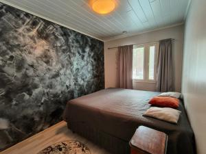 カラヨキにあるViitadyynintie saunallinen huoneistoの黒い壁のベッドルーム1室(ベッド1台付)